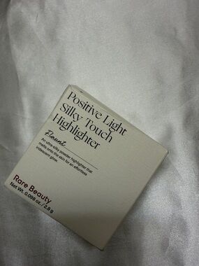 Rare Beauty Positive Light Silky Touch Highlighter - Flaunt (Champagne Beige)
